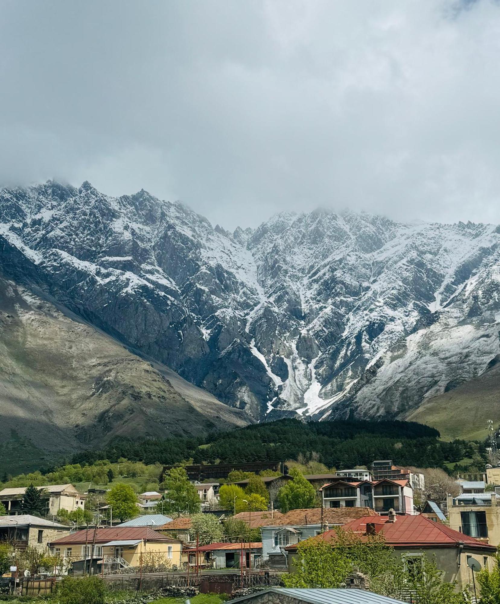 Aldema Hotell Kazbegi Eksteriør bilde